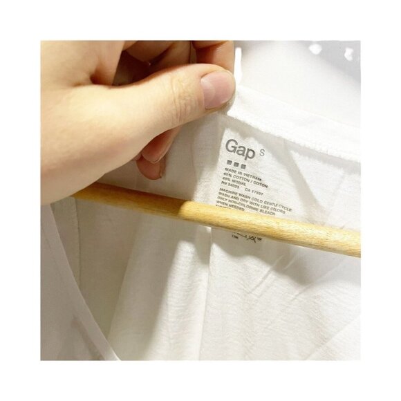 Gap Tank Top Womens Size S White Ruffle Round Neck Dressy Cotton Polyester Top - Picture 3 of 4